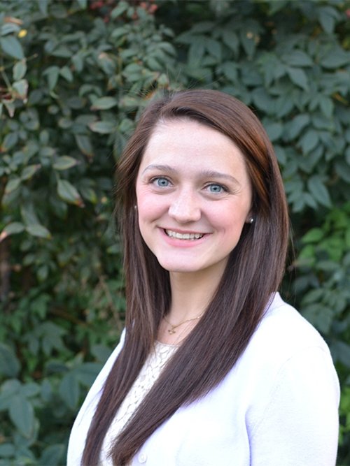 off-grounds-online-experience_testimonials_elizabeth-carr_500x667_2023-07-26.jpg Elizabeth Carr wearing a white jacket against a backdrop of green leaves
