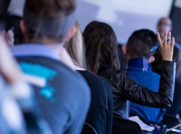 cavalcante-class_article_2022-10-14.jpg Student raises hand in class.
