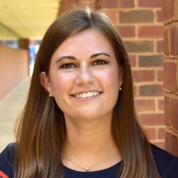Headshot photo of Lindsey Daughter